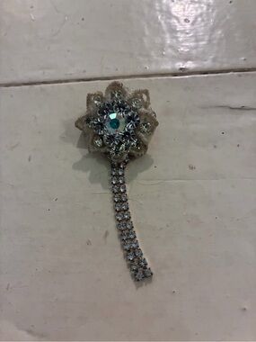 VINTAGE AURORA BOREALIS SMALL FLOWER BROOCH CLEAR SILVER TONE